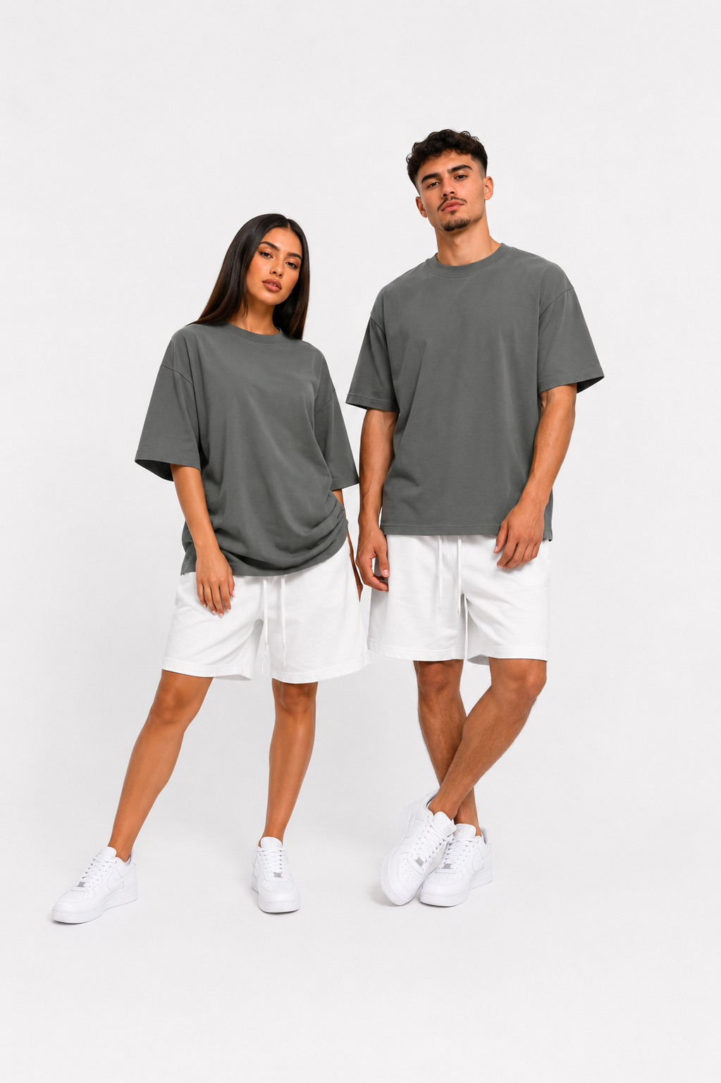 Tinuta cu tricou verde armata si pantaloni scurti albi cu siret lung